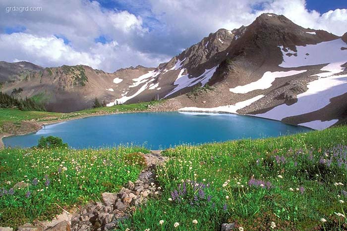 دریاچه زیبا ولشت کلاردشت محصور شده بین کوه ها